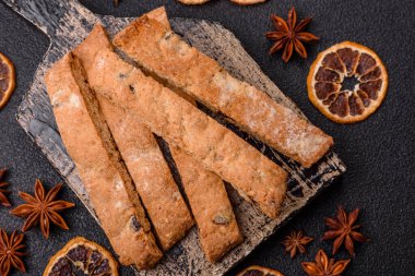 Bisküvi ya da cantuccini bisküvisi, çıtır çıtır İtalyan çöreği. Badem ve yabanmersinli bisküvi tatlısı.