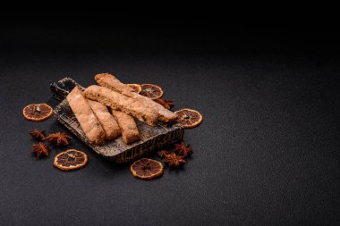 Bisküvi ya da cantuccini bisküvisi, çıtır çıtır İtalyan çöreği. Badem ve yabanmersinli bisküvi tatlısı.