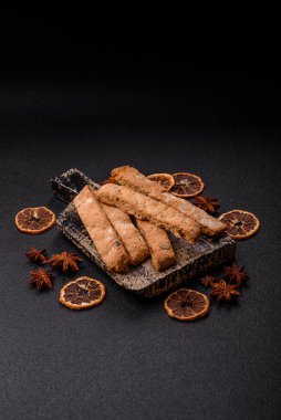 Bisküvi ya da cantuccini bisküvisi, çıtır çıtır İtalyan çöreği. Badem ve yabanmersinli bisküvi tatlısı.