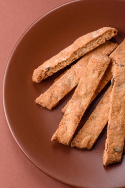 Bisküvi ya da cantuccini bisküvisi, çıtır çıtır İtalyan çöreği. Badem ve yabanmersinli bisküvi tatlısı.