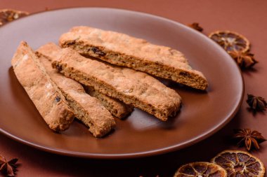 Bisküvi ya da cantuccini bisküvisi, çıtır çıtır İtalyan çöreği. Badem ve yabanmersinli bisküvi tatlısı.