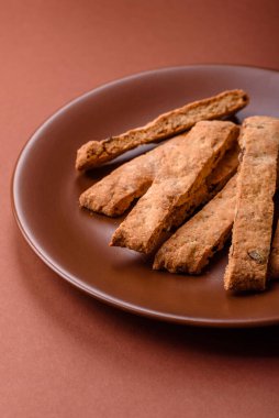 Bisküvi ya da cantuccini bisküvisi, çıtır çıtır İtalyan çöreği. Badem ve yabanmersinli bisküvi tatlısı.