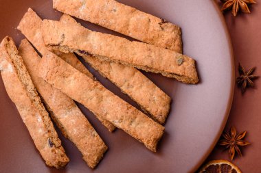 Bisküvi ya da cantuccini bisküvisi, çıtır çıtır İtalyan çöreği. Badem ve yabanmersinli bisküvi tatlısı.