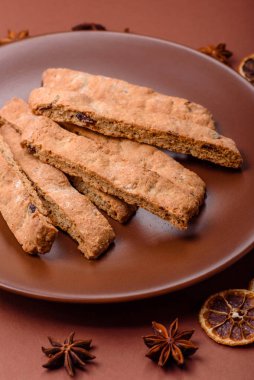 Bisküvi ya da cantuccini bisküvisi, çıtır çıtır İtalyan çöreği. Badem ve yabanmersinli bisküvi tatlısı.