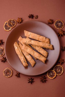 Bisküvi ya da cantuccini bisküvisi, çıtır çıtır İtalyan çöreği. Badem ve yabanmersinli bisküvi tatlısı.