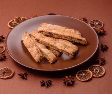 Bisküvi ya da cantuccini bisküvisi, çıtır çıtır İtalyan çöreği. Badem ve yabanmersinli bisküvi tatlısı.
