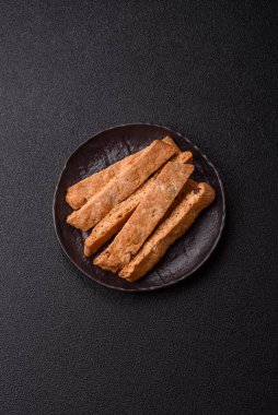 Bisküvi ya da cantuccini bisküvisi, çıtır çıtır İtalyan çöreği. Badem ve yabanmersinli bisküvi tatlısı.