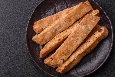 Bisküvi ya da cantuccini bisküvisi, çıtır çıtır İtalyan çöreği. Badem ve yabanmersinli bisküvi tatlısı.
