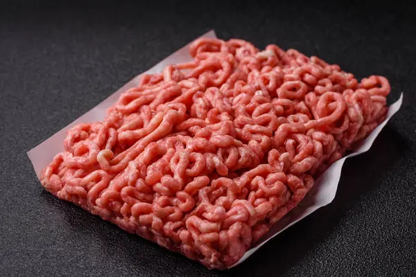 Hamburger malzemesi olarak çiğ et ya da domuz eti. Evde pişirmek için çiğ et.