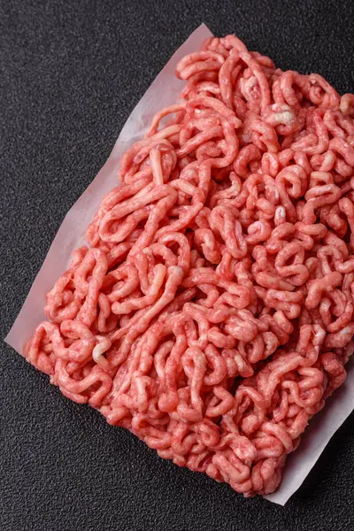 Hamburger malzemesi olarak çiğ et ya da domuz eti. Evde pişirmek için çiğ et.