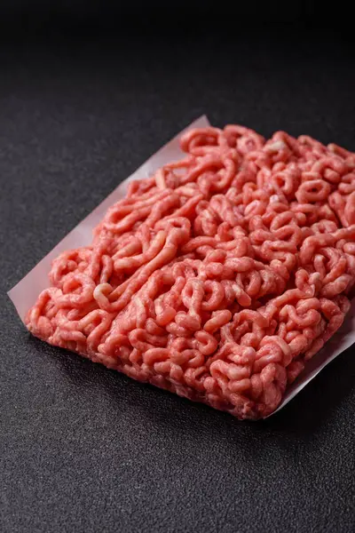 Hamburger malzemesi olarak çiğ et ya da domuz eti. Evde pişirmek için çiğ et.