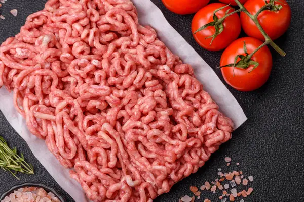 Hamburger malzemesi olarak çiğ et ya da domuz eti. Evde pişirmek için çiğ et.