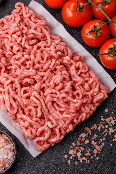 Hamburger malzemesi olarak çiğ et ya da domuz eti. Evde pişirmek için çiğ et.