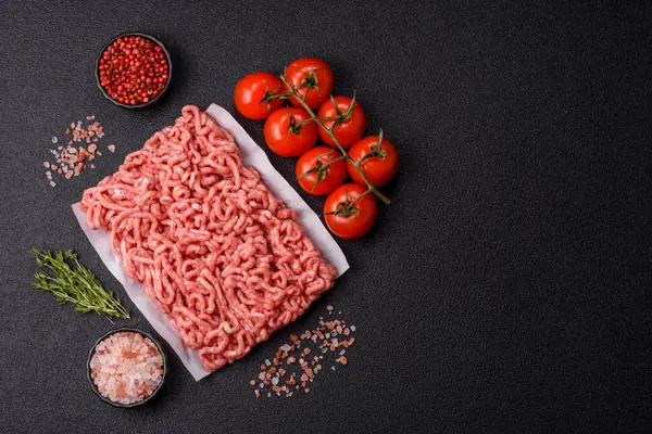 Hamburger malzemesi olarak çiğ et ya da domuz eti. Evde pişirmek için çiğ et.