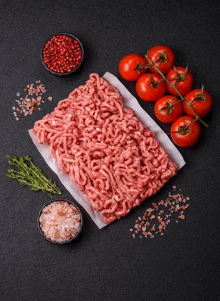 Hamburger malzemesi olarak çiğ et ya da domuz eti. Evde pişirmek için çiğ et.