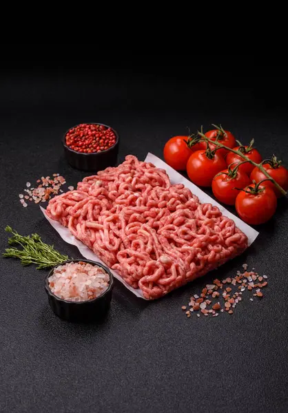 Hamburger malzemesi olarak çiğ et ya da domuz eti. Evde pişirmek için çiğ et.