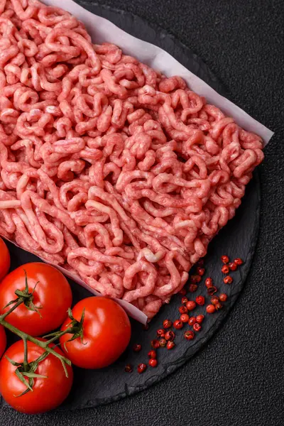 Hamburger malzemesi olarak çiğ et ya da domuz eti. Evde pişirmek için çiğ et.