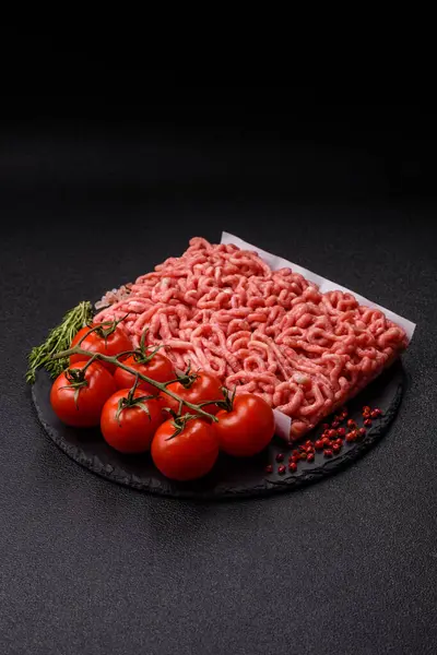 Hamburger malzemesi olarak çiğ et ya da domuz eti. Evde pişirmek için çiğ et.