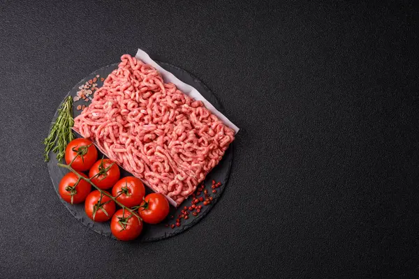 Hamburger malzemesi olarak çiğ et ya da domuz eti. Evde pişirmek için çiğ et.