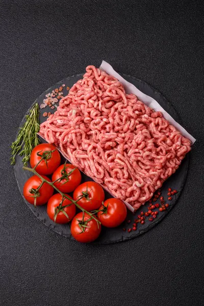 Hamburger malzemesi olarak çiğ et ya da domuz eti. Evde pişirmek için çiğ et.