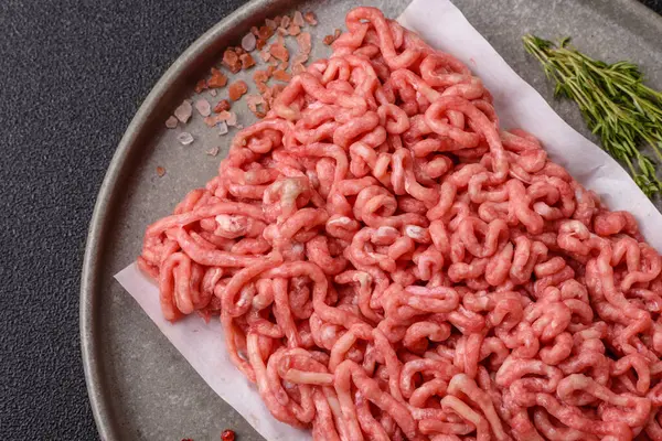 Hamburger malzemesi olarak çiğ et ya da domuz eti. Evde pişirmek için çiğ et.