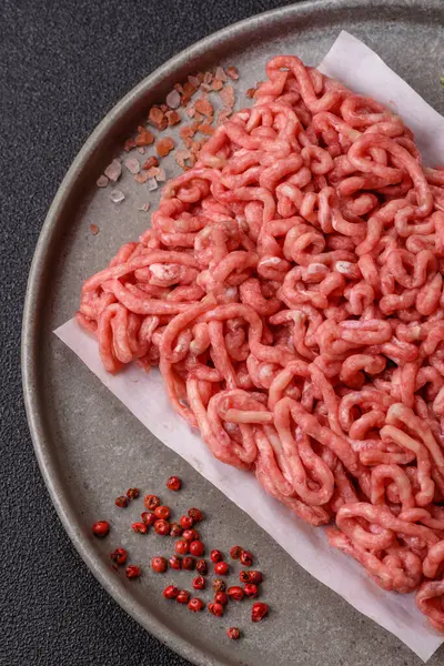 Hamburger malzemesi olarak çiğ et ya da domuz eti. Evde pişirmek için çiğ et.