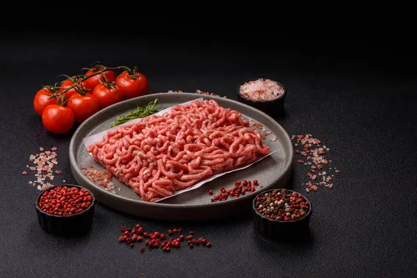 Hamburger malzemesi olarak çiğ et ya da domuz eti. Evde pişirmek için çiğ et.