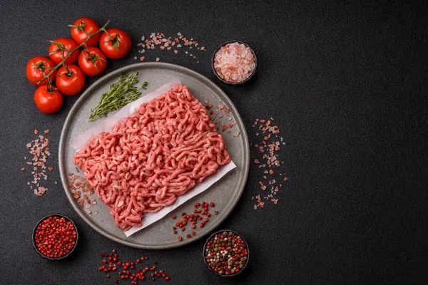 Hamburger malzemesi olarak çiğ et ya da domuz eti. Evde pişirmek için çiğ et.