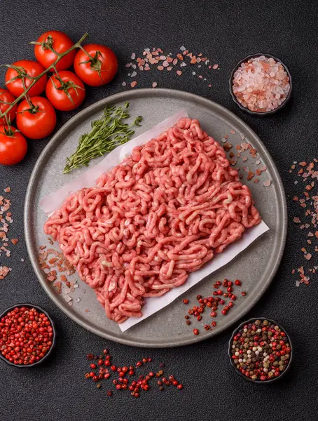 Hamburger malzemesi olarak çiğ et ya da domuz eti. Evde pişirmek için çiğ et.