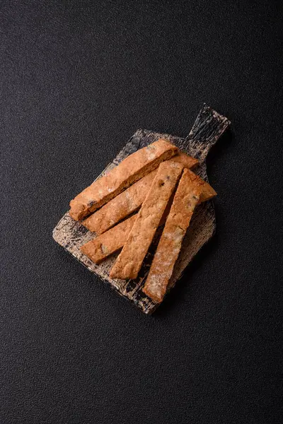 Bisküvi ya da cantuccini bisküvisi, çıtır çıtır İtalyan çöreği. Badem ve yabanmersinli bisküvi tatlısı.