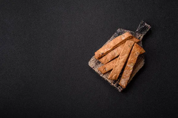 Bisküvi ya da cantuccini bisküvisi, çıtır çıtır İtalyan çöreği. Badem ve yabanmersinli bisküvi tatlısı.