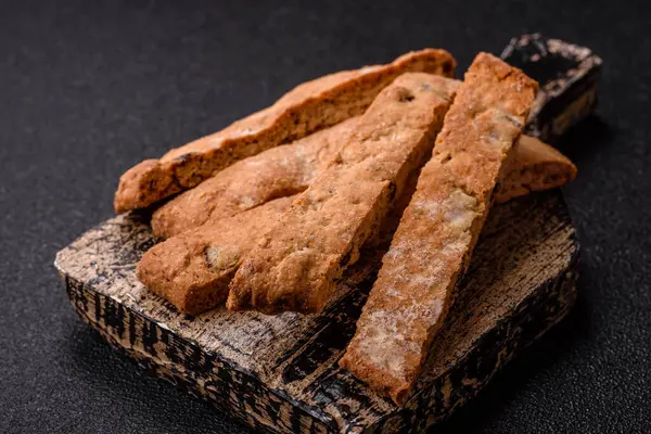 Bisküvi ya da cantuccini bisküvisi, çıtır çıtır İtalyan çöreği. Badem ve yabanmersinli bisküvi tatlısı.