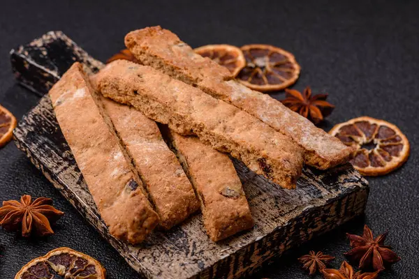 Bisküvi ya da cantuccini bisküvisi, çıtır çıtır İtalyan çöreği. Badem ve yabanmersinli bisküvi tatlısı.