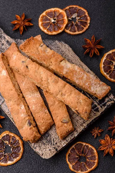 Bisküvi ya da cantuccini bisküvisi, çıtır çıtır İtalyan çöreği. Badem ve yabanmersinli bisküvi tatlısı.