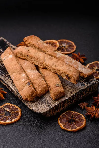 Bisküvi ya da cantuccini bisküvisi, çıtır çıtır İtalyan çöreği. Badem ve yabanmersinli bisküvi tatlısı.