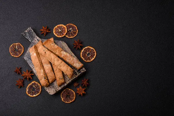 Bisküvi ya da cantuccini bisküvisi, çıtır çıtır İtalyan çöreği. Badem ve yabanmersinli bisküvi tatlısı.