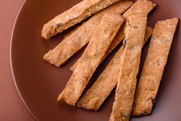 Bisküvi ya da cantuccini bisküvisi, çıtır çıtır İtalyan çöreği. Badem ve yabanmersinli bisküvi tatlısı.