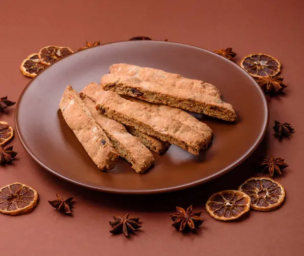Bisküvi ya da cantuccini bisküvisi, çıtır çıtır İtalyan çöreği. Badem ve yabanmersinli bisküvi tatlısı.