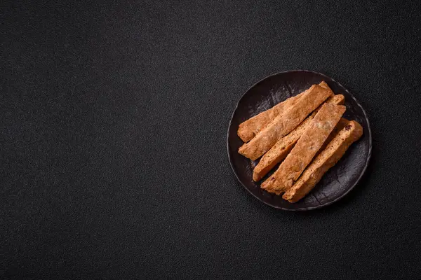 Bisküvi ya da cantuccini bisküvisi, çıtır çıtır İtalyan çöreği. Badem ve yabanmersinli bisküvi tatlısı.