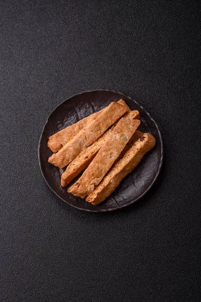 Bisküvi ya da cantuccini bisküvisi, çıtır çıtır İtalyan çöreği. Badem ve yabanmersinli bisküvi tatlısı.