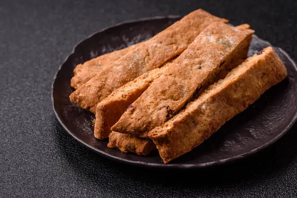 Bisküvi ya da cantuccini bisküvisi, çıtır çıtır İtalyan çöreği. Badem ve yabanmersinli bisküvi tatlısı.