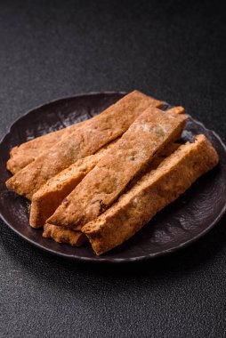 Bisküvi ya da cantuccini bisküvisi, çıtır çıtır İtalyan çöreği. Badem ve yabanmersinli bisküvi tatlısı.