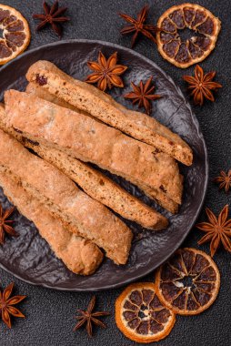 Bisküvi ya da cantuccini bisküvisi, çıtır çıtır İtalyan çöreği. Badem ve yabanmersinli bisküvi tatlısı.