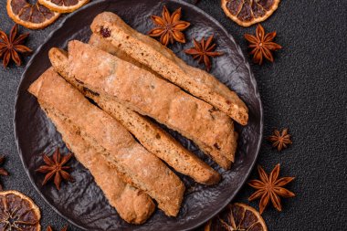 Bisküvi ya da cantuccini bisküvisi, çıtır çıtır İtalyan çöreği. Badem ve yabanmersinli bisküvi tatlısı.