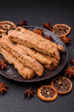 Bisküvi ya da cantuccini bisküvisi, çıtır çıtır İtalyan çöreği. Badem ve yabanmersinli bisküvi tatlısı.