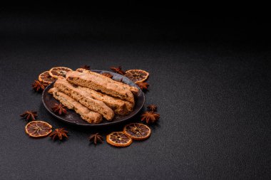 Bisküvi ya da cantuccini bisküvisi, çıtır çıtır İtalyan çöreği. Badem ve yabanmersinli bisküvi tatlısı.