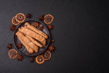 Bisküvi ya da cantuccini bisküvisi, çıtır çıtır İtalyan çöreği. Badem ve yabanmersinli bisküvi tatlısı.