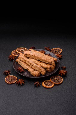 Bisküvi ya da cantuccini bisküvisi, çıtır çıtır İtalyan çöreği. Badem ve yabanmersinli bisküvi tatlısı.