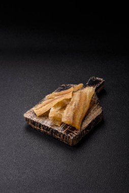 Kurutulmuş tuzlanmış balık, aperatif ya da kurutulmuş et, bir dilim beyaz balık filetosu. Pislikler, bira atıştırmalıkları, parti