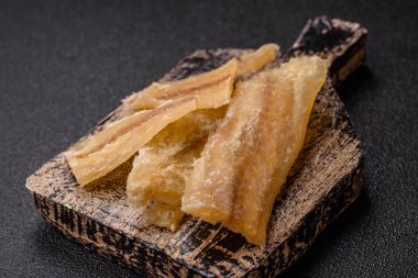 Kurutulmuş tuzlanmış balık, aperatif ya da kurutulmuş et, bir dilim beyaz balık filetosu. Pislikler, bira atıştırmalıkları, parti